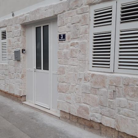 Studio Apartments Ana & Mia Vis Exterior photo