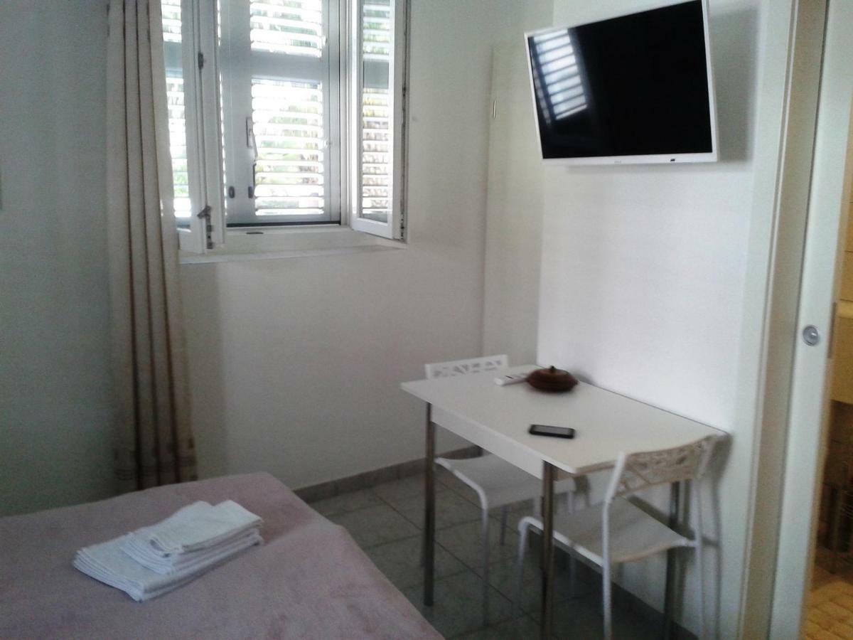 Studio Apartments Ana & Mia Vis Exterior photo