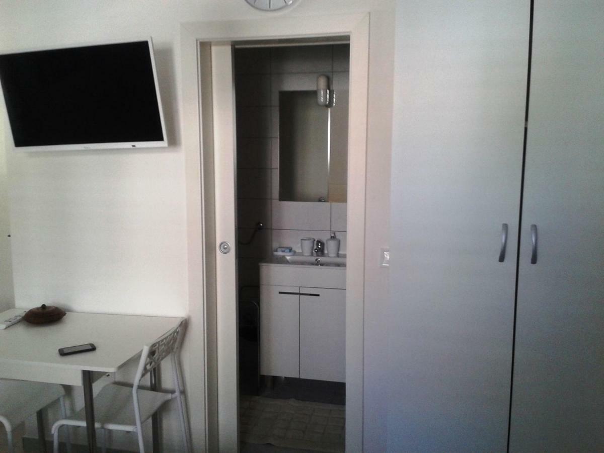 Studio Apartments Ana & Mia Vis Exterior photo
